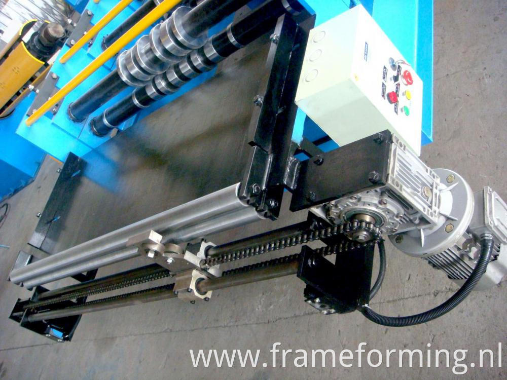 Floor deck roll forming machine